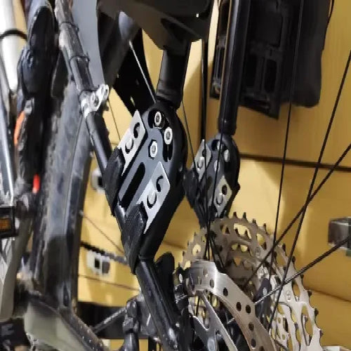 Photo client : gros plan de la fixation du porte-bagages arrière sur les haubans, près du disque de frein