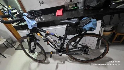 Photo client : vélo gravel avec une sacoche de selle posée sur le porte-bagages arrière