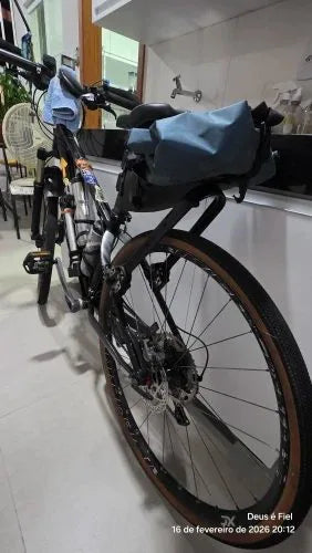 Photo client : porte-bagages arrière portant une sacoche de selle sur un gravel, vue de l'arrière