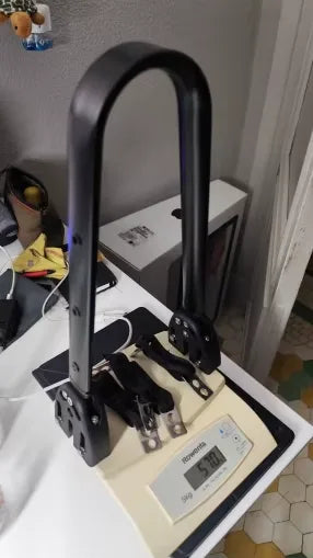Photo client : porte-bagages arrière en aluminium et ses platines posés sur une balance de cuisine