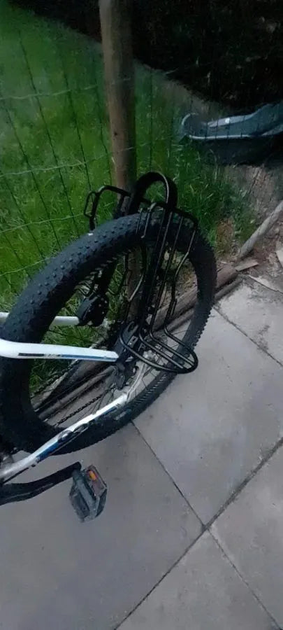 Photo client : porte-bagages arrière sans sacoche sur un vélo, vu de côté