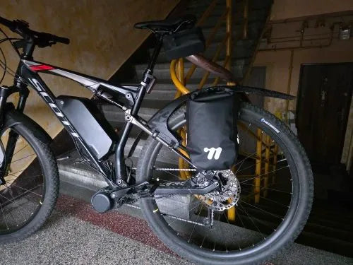 Photo client : VTT électrique avec une sacoche fixée sur le porte-bagages arrière