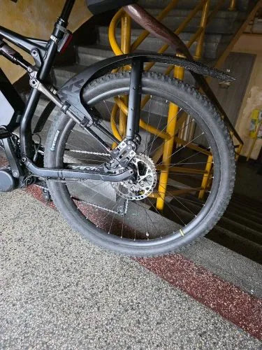 Photo client : porte-bagages arrière monté sur un VTT électrique, sans sacoche