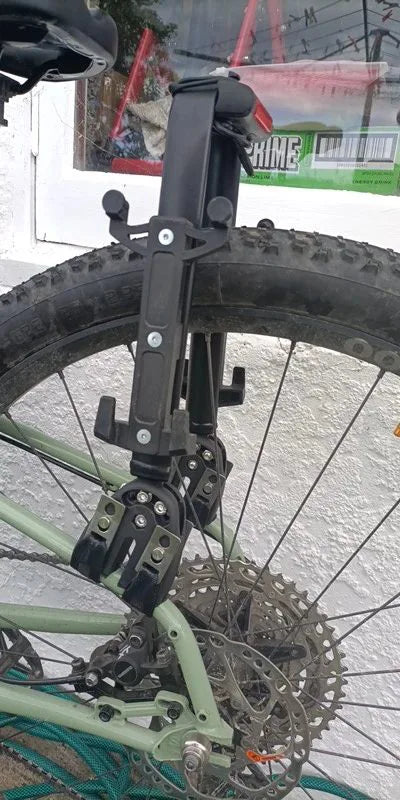 Photo client : porte-bagages fixé sur les haubans d'un VTT vert, près de la cassette