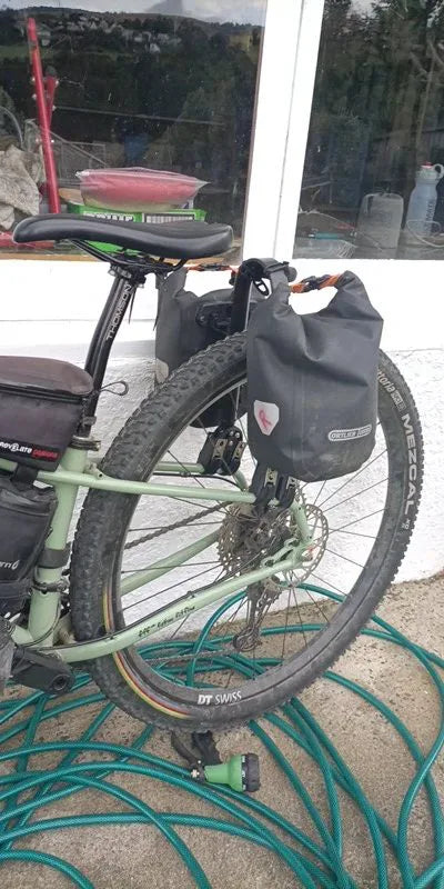 Photo client : sacoche latérale accrochée au porte-bagages arrière d'un VTT vert