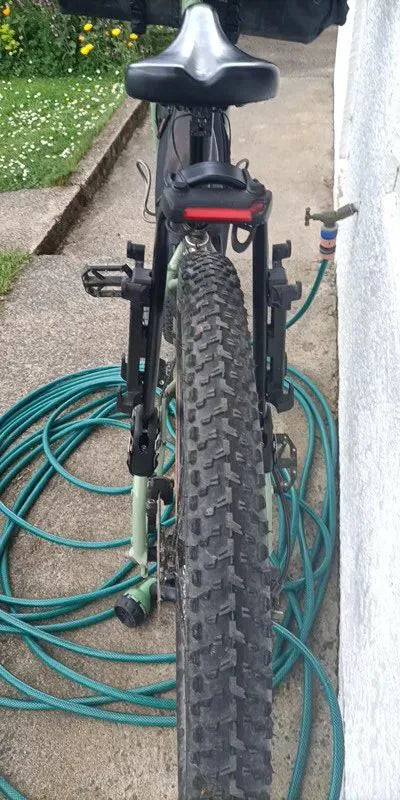 Photo client : porte-bagages arrière monté seul sur un VTT, vue de l'arrière