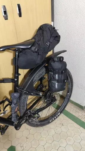 Photo client : VTT vu de côté, sacoche de selle et sacoche étanche sur le porte-bagages arrière