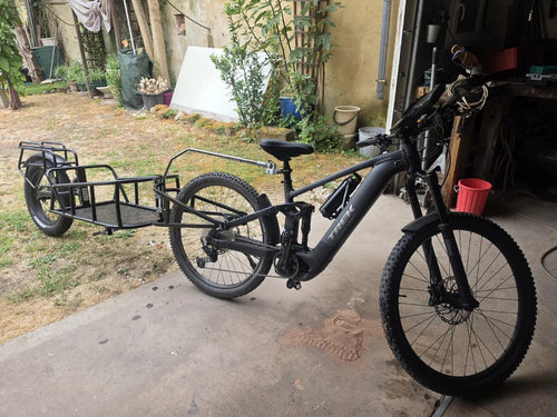 Photo d'un client : remorque de vélo attelée à un VTT électrique Trek