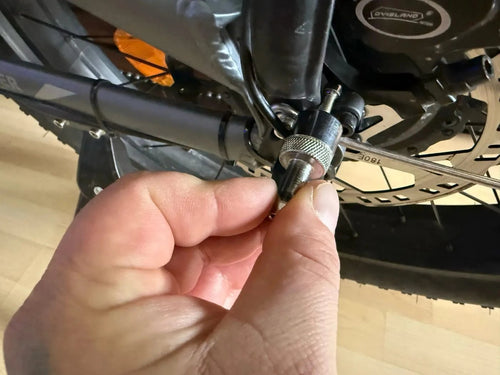Photo d'un client : fixation de la remorque sur l'axe de roue arrière