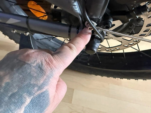 Photo d'un client : attache de la remorque sur un vélo électrique