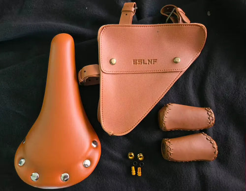 Sacoche de cadre vélo vintage simili cuir marron reçue par un client, posée avec une selle et des poignées assorties