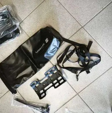 Contenu du colis : sacoche de fourche vélo 5 L noire, cage de fixation et sangles