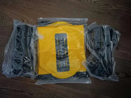 Déballage d'une sacoche de fourche vélo 5 L jaune avec ses deux supports de fixation noirs