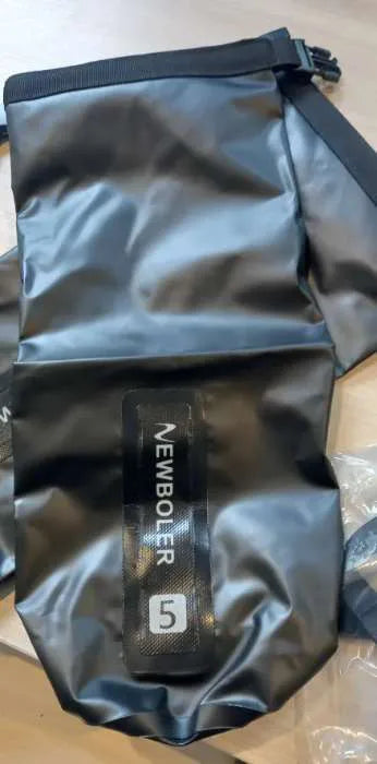 Sacoche de fourche vélo étanche 5 L noire à fermeture enroulable, posée à plat