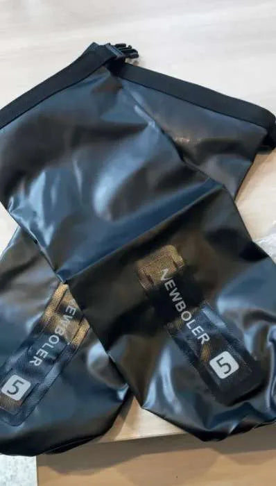 Paire de sacoches de fourche vélo étanches 5 L noires déballées sur une table