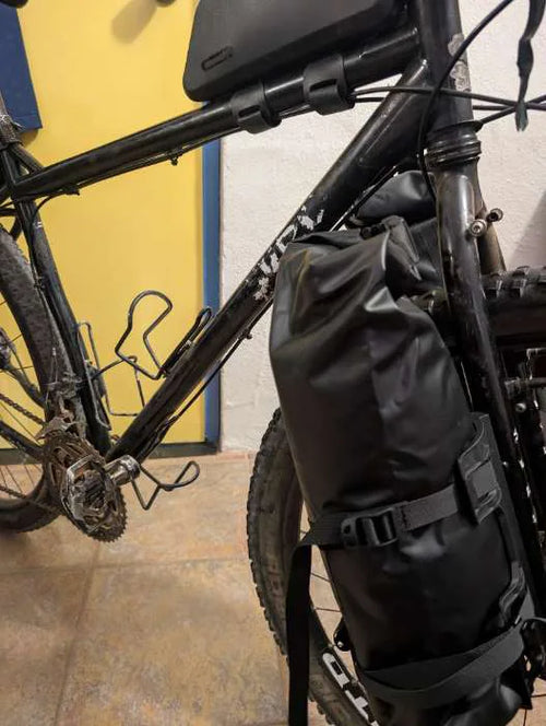 Sacoche de fourche vélo étanche 5 L noire fixée sur la fourche d'un VTT, vue de profil