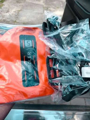 Sacoche de fourche vélo étanche 5 L orange reçue avec ses supports de fixation sous plastique