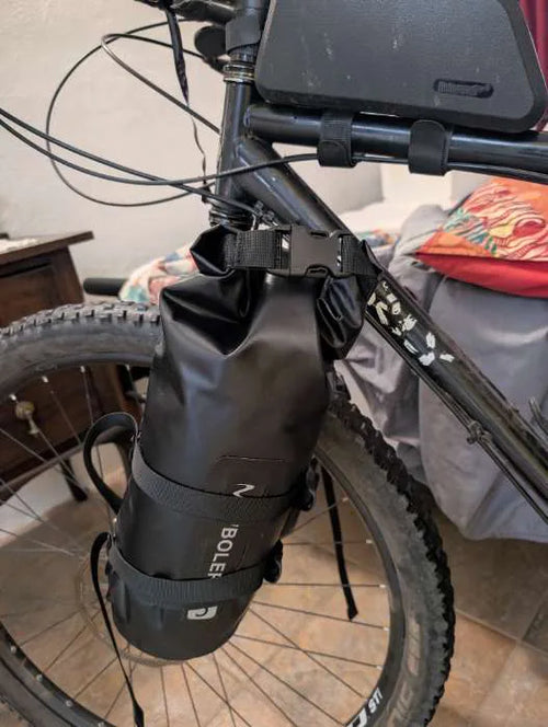 Sacoche de fourche vélo 5 L noire tenue par sa cage et ses sangles sous le tube diagonal