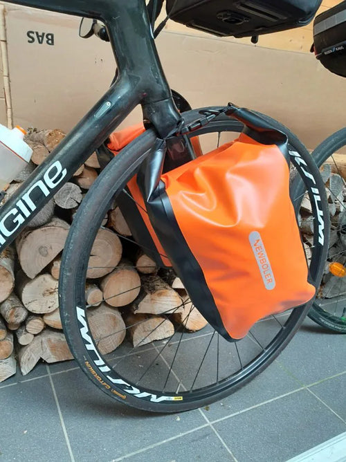 Sacoches de fourche vélo orange 10 L montées des deux côtés de la roue avant d'un vélo de route