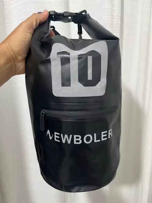 Sacoche de guidon étanche 10 L noire fermée par enroulement, tenue à la main à la réception