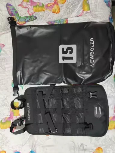 Sac étanche 15 L et harnais de guidon noirs posés à plat à la réception du colis