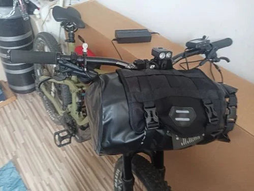 Sacoche de guidon étanche et son harnais à boucles vus de face sur un VTT