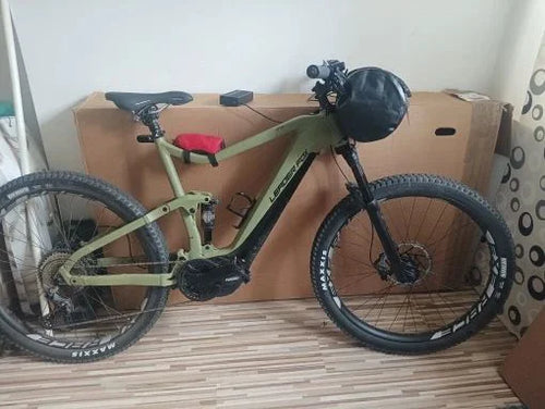 Sacoche de guidon étanche noire montée à l'avant d'un VTT électrique, vue de côté