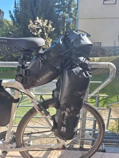 Photo client : sacoches 5 L sur l'arrière et grande sacoche de selle sur un vélo blanc