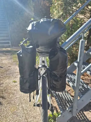 Photo client : deux sacoches vélo étanches 5 L de part et d'autre de la roue arrière, vue de dos