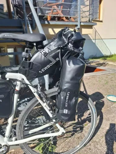 Photo client : sacoche étanche 5 L montée sur le porte-bagages d'un vélo blanc, vue de côté