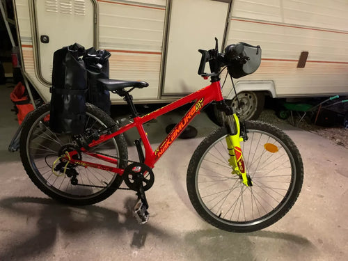 Photo client : vélo rouge d'enfant équipé du porte-bagages et des sacoches étanches 7 L