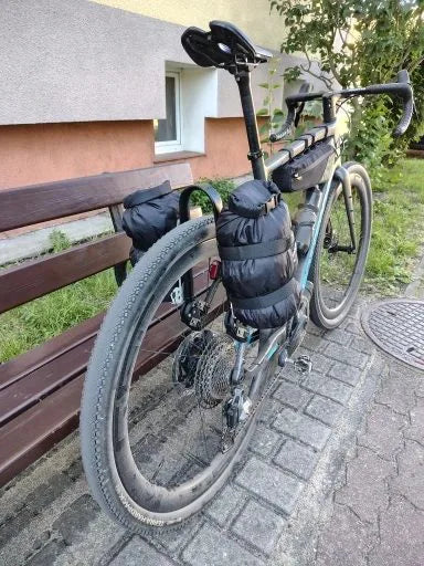Photo client : vélo gravel avec sacoches étanches sur la fourche avant et à l'arrière