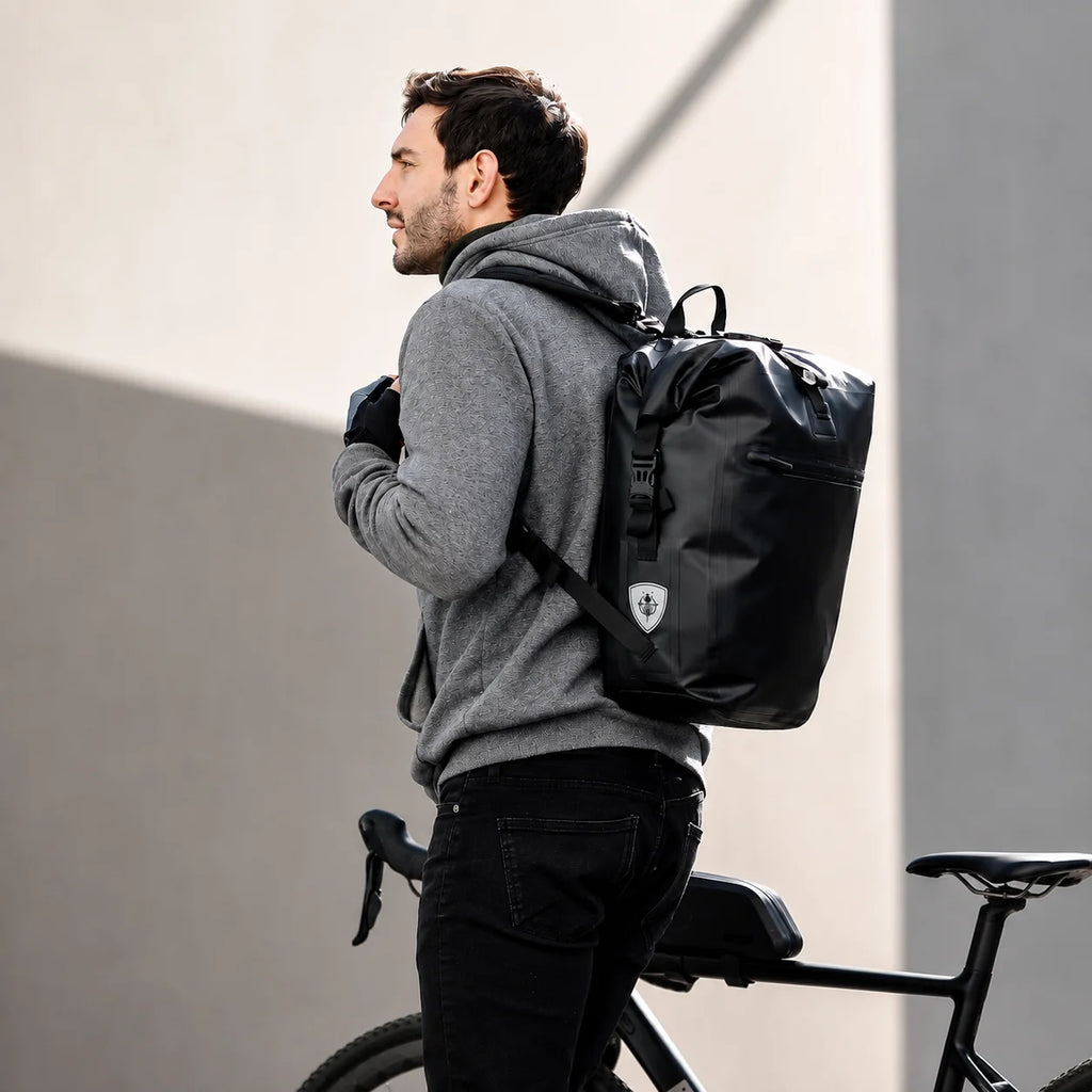 Cycliste avec sacoche noire sac à dos utilisation vélo urbain