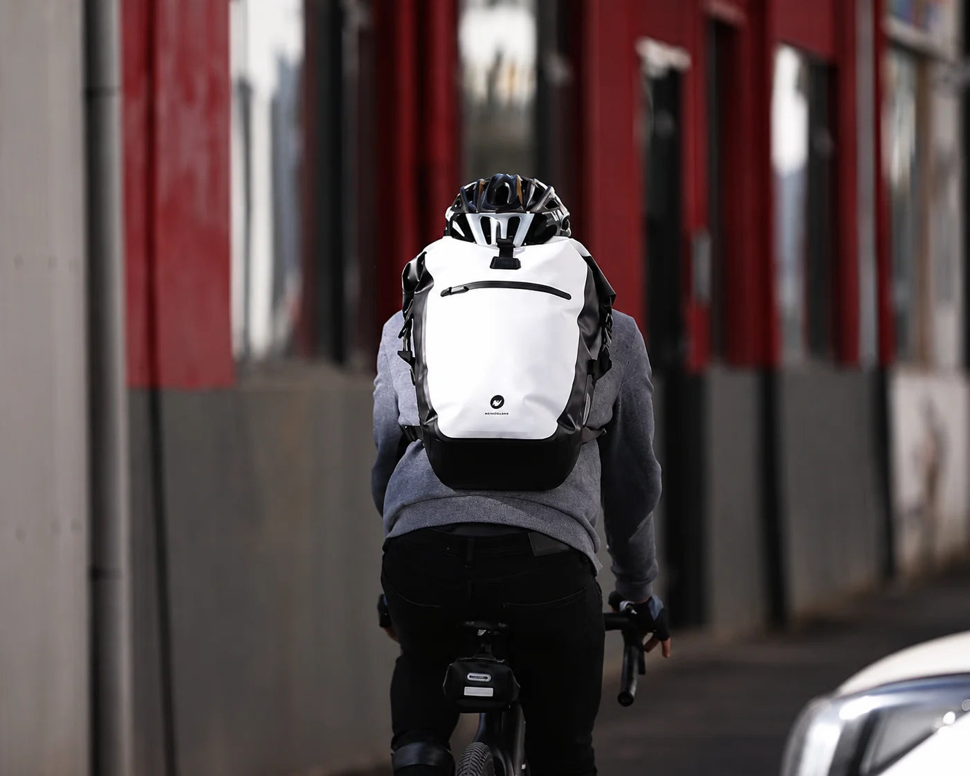 Cycliste avec sacoche blanche sac à dos utilisation vélo urbain