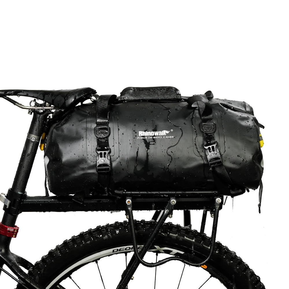 Démonstration de la sacoche de porte-bagages vélo étanche 20 L en utilisation