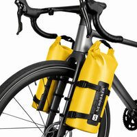 Deux sacoches cylindriques jaunes 5L fixees sur les fourches avant d un velo de route gris vue rapprochee.
