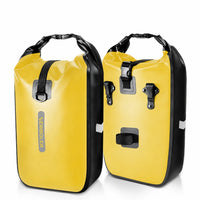 Deux sacoches de porte-bagages vélo cylindriques jaunes côte à côte sur fond blanc