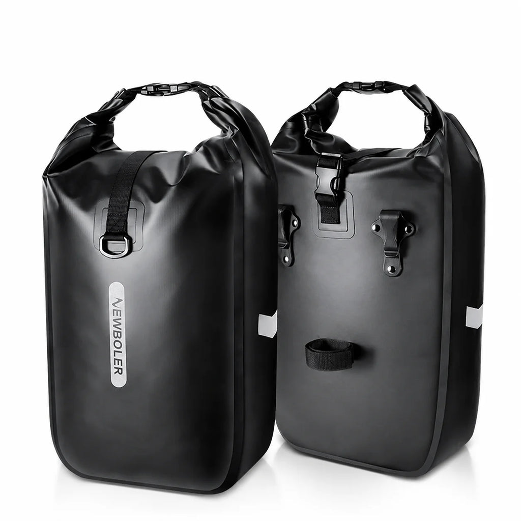 Deux sacoches de porte-bagage cylindriques noires presentees cote a cote sur fond blanc