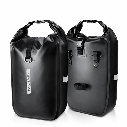 Deux sacoches de porte-bagages vélo cylindriques noires côte à côte sur fond blanc