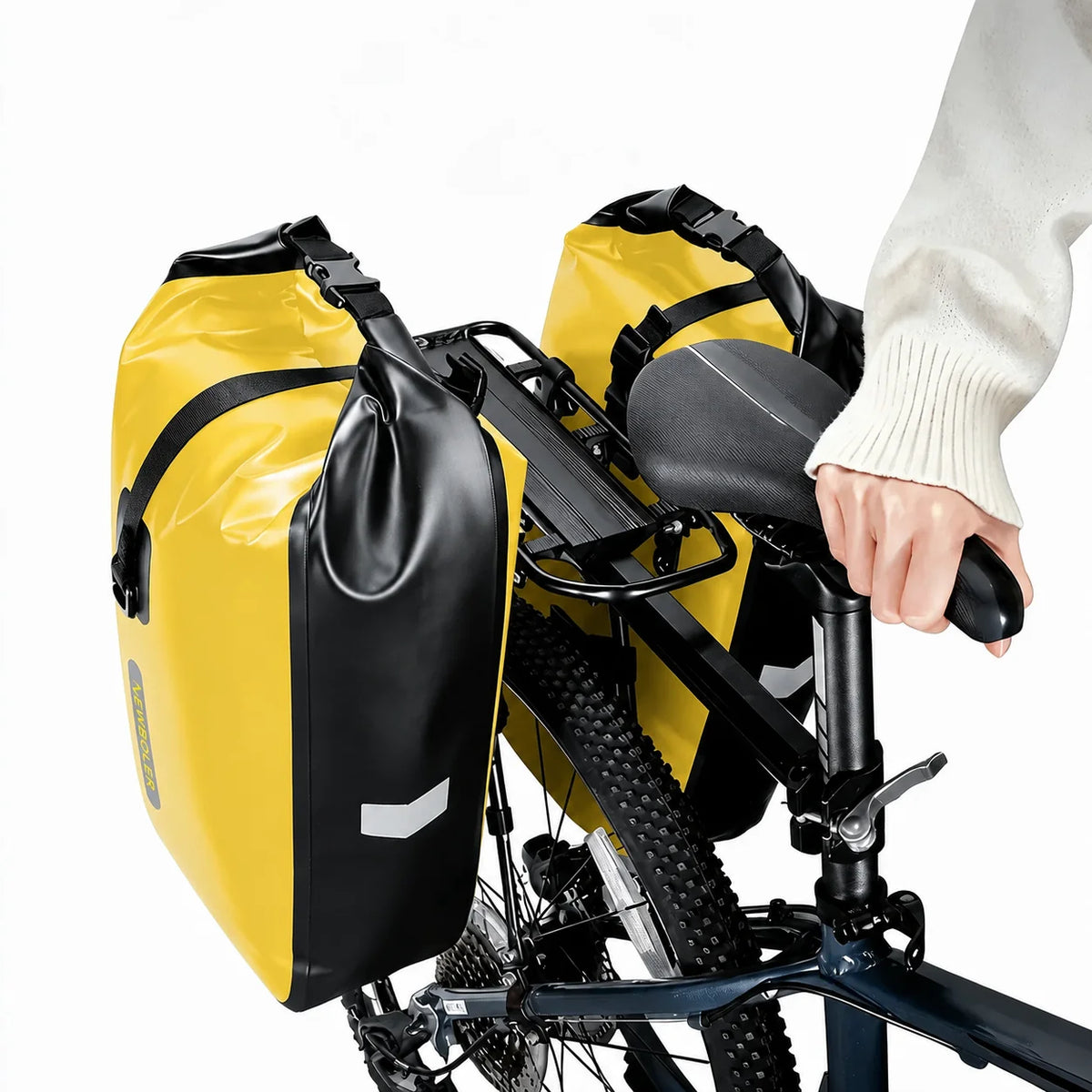Deux sacoches de porte-bagages jaunes installées de chaque côté du porte-bagages arrière