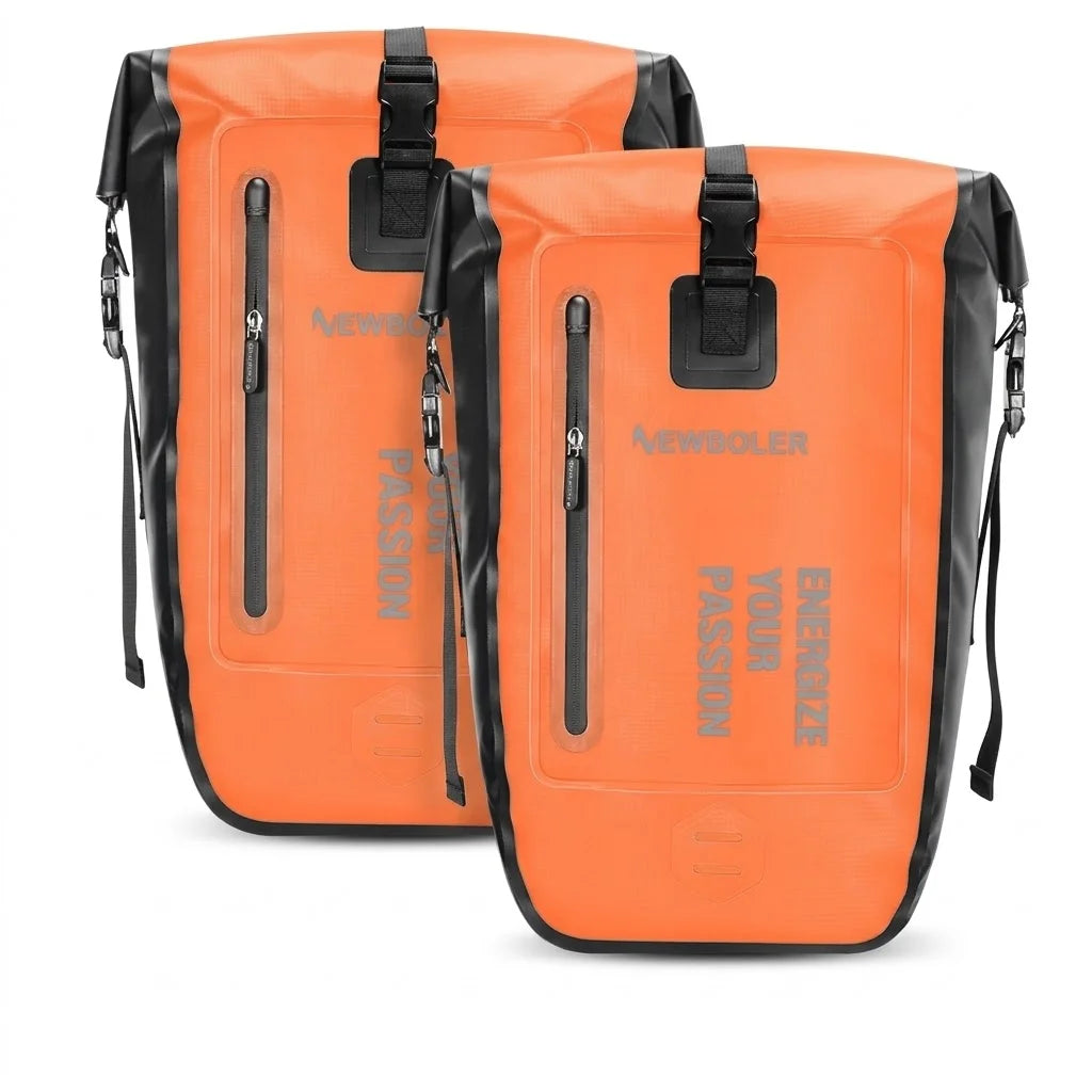 Deux sacoches de porte-bagage vélo orange et noires posées côte à côte vue de face
