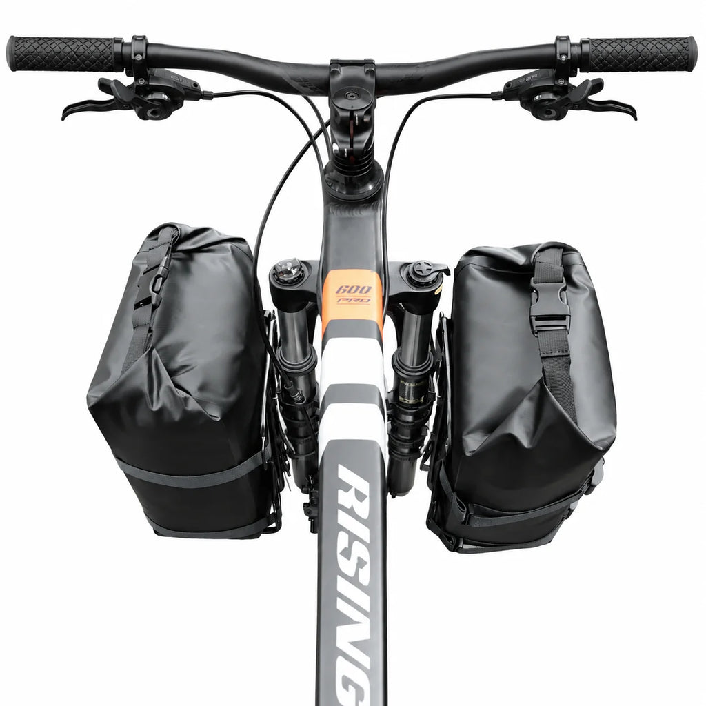 Double sacoche de vélo noire fixée de chaque côté de la fourche avant d'un VTT