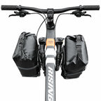 Double sacoche de vélo noire fixée de chaque côté de la fourche avant d'un VTT