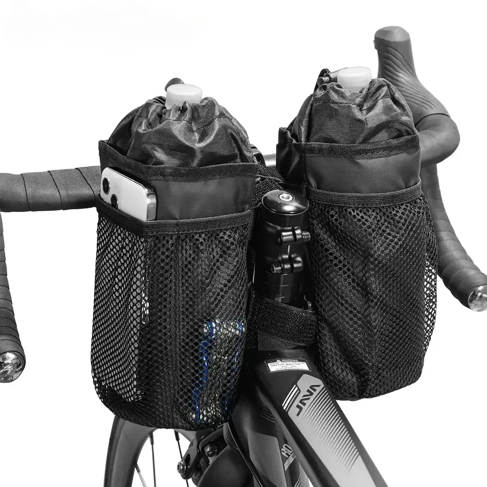 Deux porte-bidons noirs en filet fixes sur le guidon d'un velo, avec un smartphone visible.