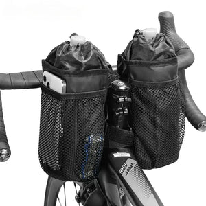 Deux porte-bidons noirs en filet fixes sur le guidon d'un velo, avec un smartphone visible.