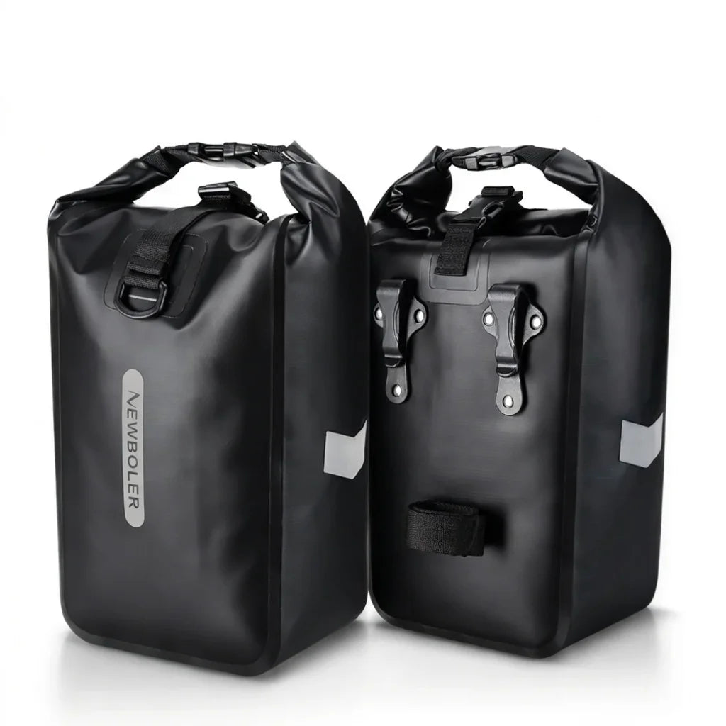 Paire de sacoches de porte-bagage noires presentees cote a cote sur fond blanc, avec bandes reflechissantes.