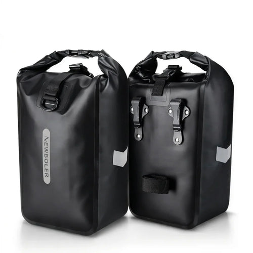 Paire de sacoches de porte-bagage noires presentees cote a cote sur fond blanc, avec bandes reflechissantes.