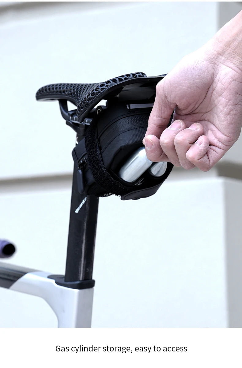 Accès rapide à la cartouche CO2 rangée dans le filet de la petite sacoche de selle