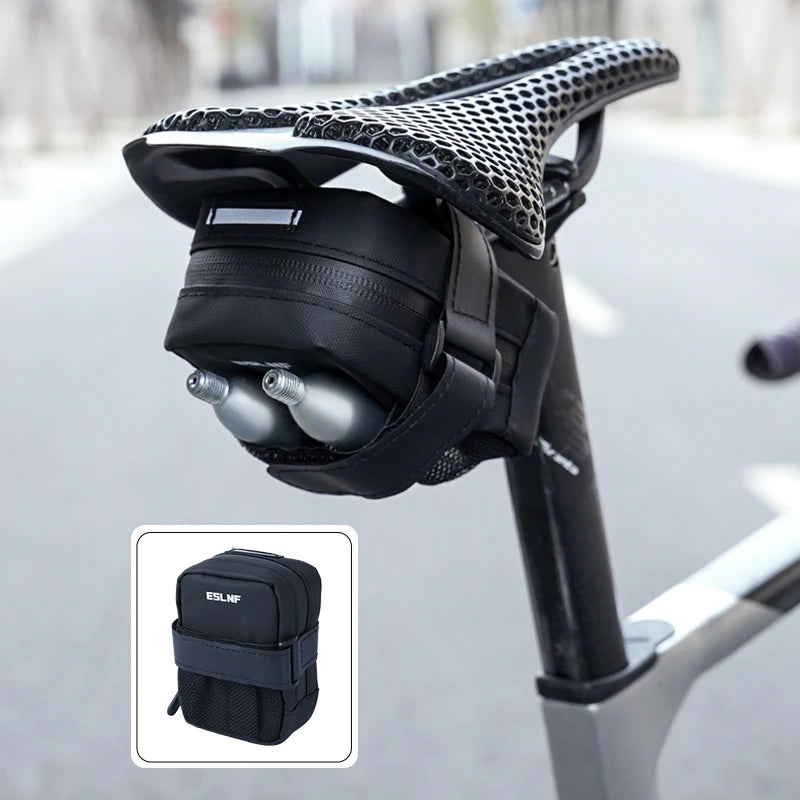 Petite sacoche de selle vélo avec deux cartouches CO2 glissées dans le filet extérieur