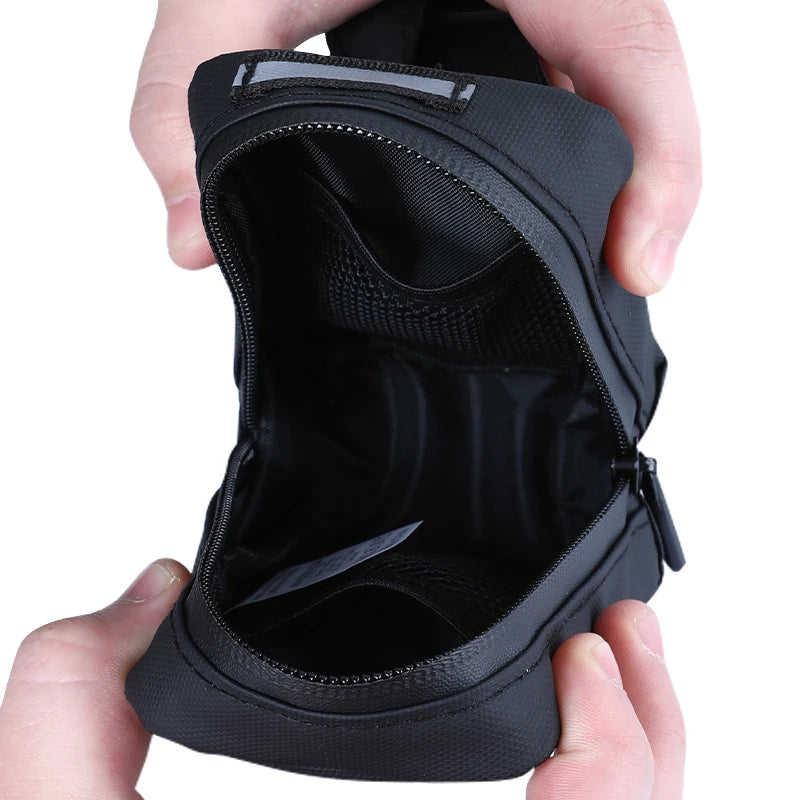 Petite sacoche de selle vélo ouverte, compartiment zippé et poche filet intérieure